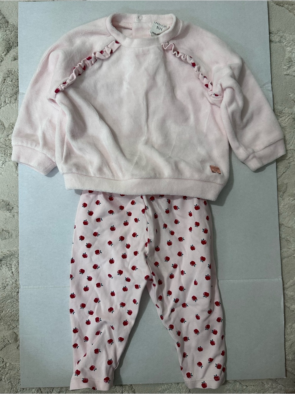 CARREMENT BEAU Light Pink Apple Set 12 Months
